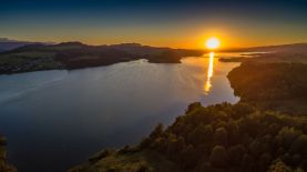 jezioro czorsztyńskie o zachodzie słońca